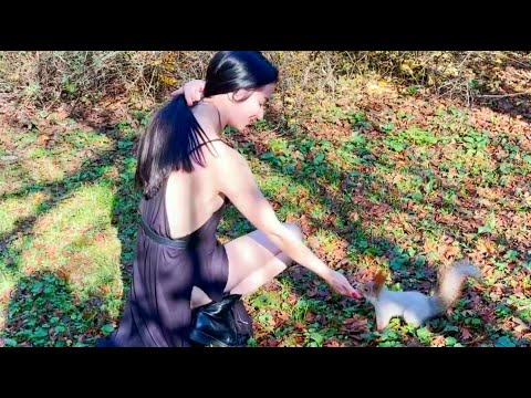 Rusgirl Vlog – Polina feeds a squirrel